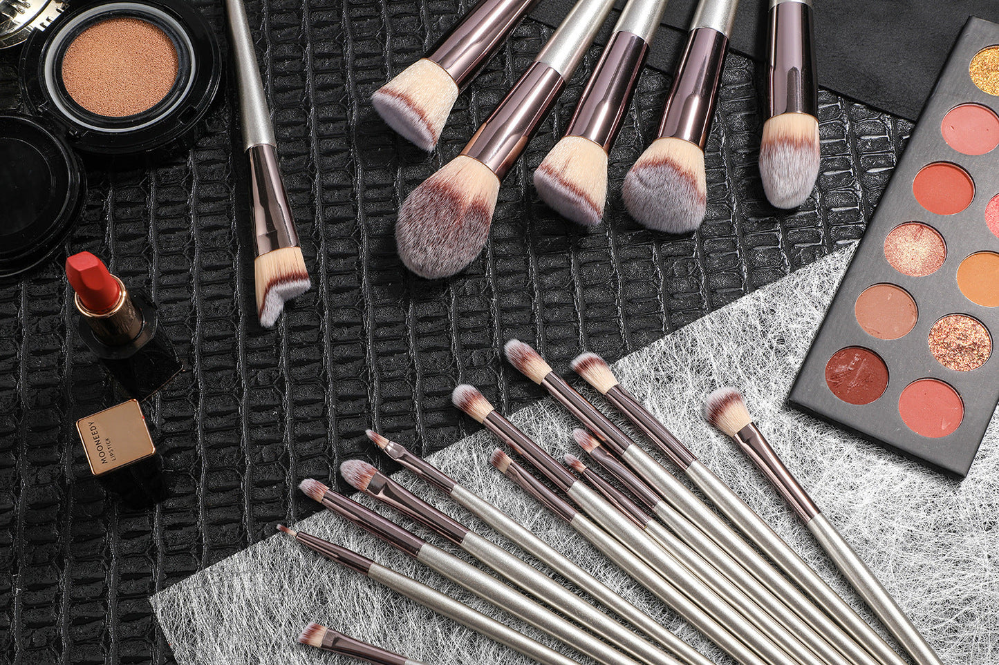 Pink 18-Piece Makeup Brush Set - Professional Synthetic Fiber Brushes with Wooden Handles for Flawless Beauty