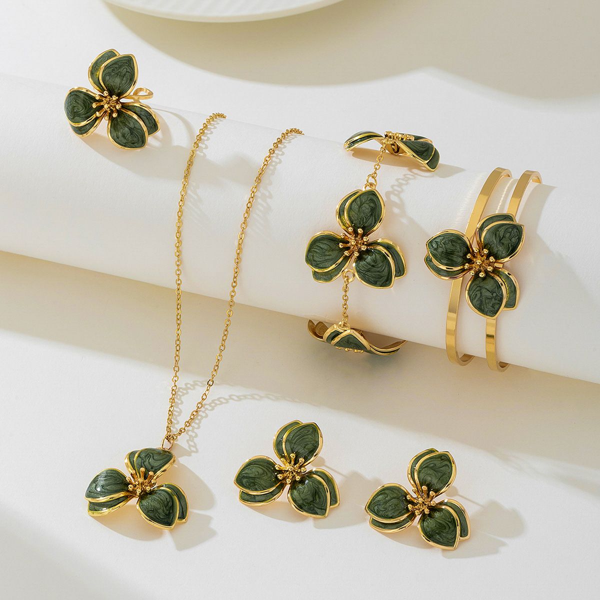 Green Floral Enamel Jewelry Set – Five-Piece Alloy Accessory Collection with Minimalist Botanical Design