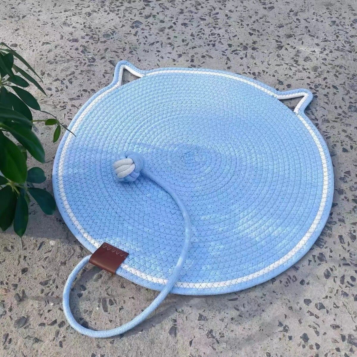 Blue Durable Cat Scratching Mat with Attached Toy Ball - Washable and Multi-Functional, Ideal for Cats' Scratching and Sleeping - 50cm Diameter