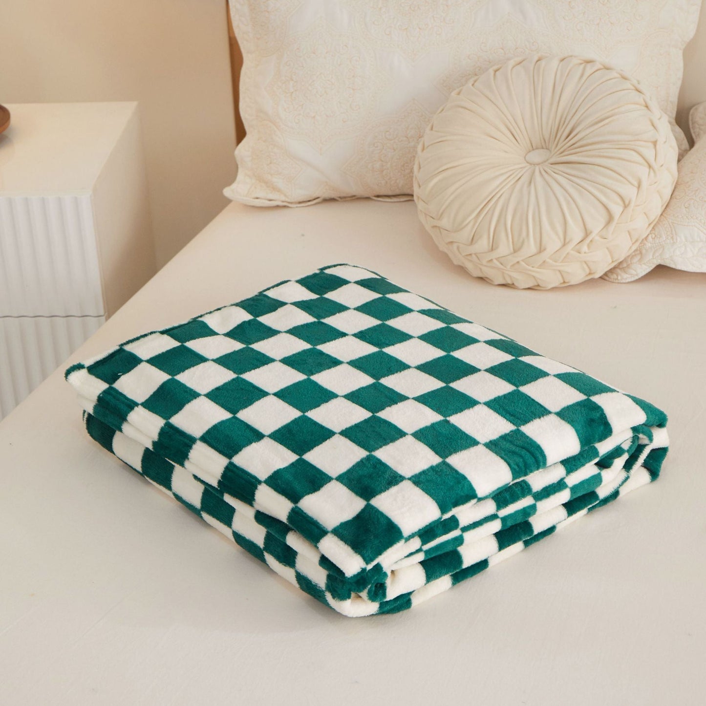 Green and white checkered pattern Double-Sided Fleece Blanket â€“ 150Ã—200cm Machine Washable, No-Shedding Flannel Throw for Bed, Sofa & Air Conditioning Use