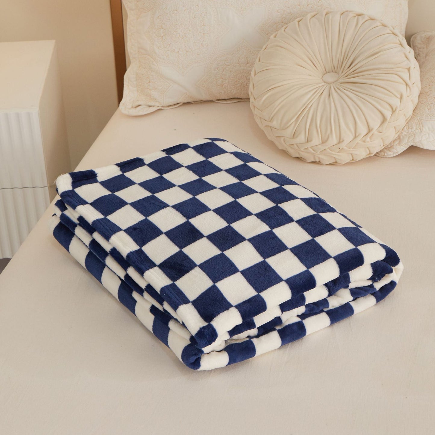 Blue and white checkered pattern Double-Sided Fleece Blanket â€“ 150Ã—200cm Machine Washable, No-Shedding Flannel Throw for Bed, Sofa & Air Conditioning Use