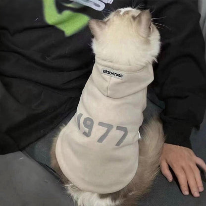 2-Pack L sizeTrendy Pet Hoodie with "1977" Print - Warm Winter Wear for Cats and Small Dogs - with Plush Lining -   Beige and Dark Grey