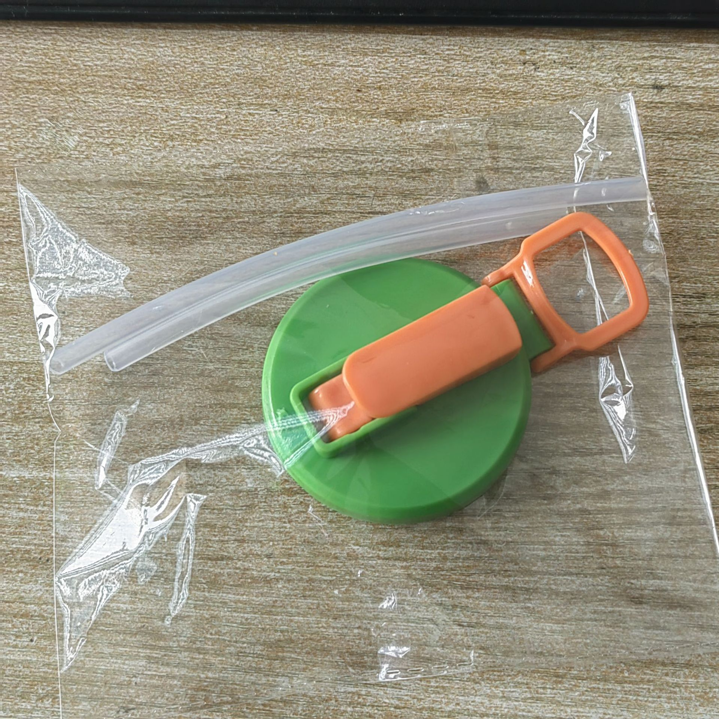Green Reusable Soda Can Lid with Straw and Carrying Handle - Spill-Proof Plastic Can Cover for Standard 2.13 Inch Cans, Portable Beverage Protector with Flip-Top Design, BPA-Free Drink Can Converter for Outdoor Parties BBQs Camping