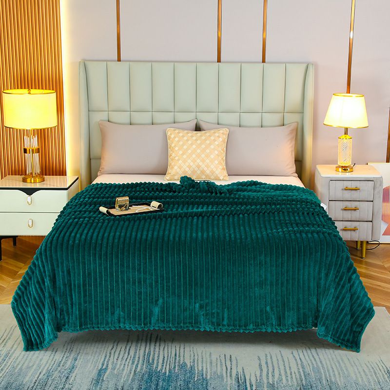 100*150cm Green Solid Colour Flannel Throw Blanket - Thick Double-Sided Fleece with Ribbed Texture - Soft throw blanket& Lightweight for Sofa, Bed, Office Nap, Air-Conditioned Rooms - Durable, Machine Washable, Non-Shedding