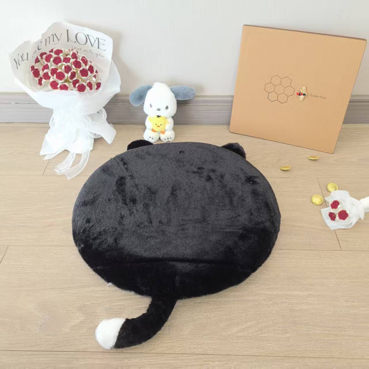40cm Round Cat-Themed Seat Cushion (Black Cat with a White Tail) — Slow-Rebound Memory Foam, Soft Plush, Washable — Ideal for Office Chairs, Bedrooms, Dorms, and Reading Nooks