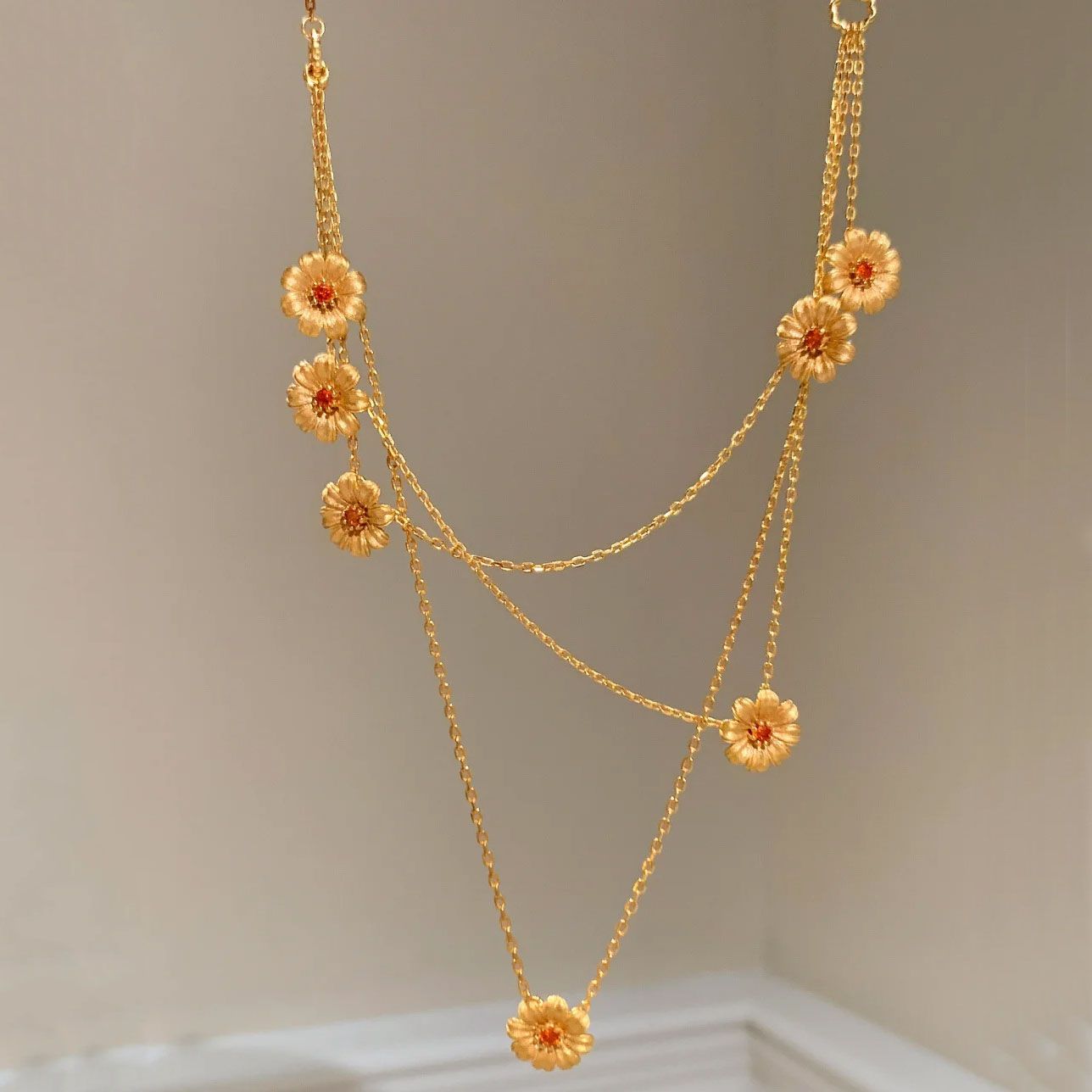 Gold Daisy Layered Necklace for Women Multi Strand Floral Pendant Collarbone Chain Jewellery Elegant Summer Statement Necklace Gift Ready Fashion Accessory