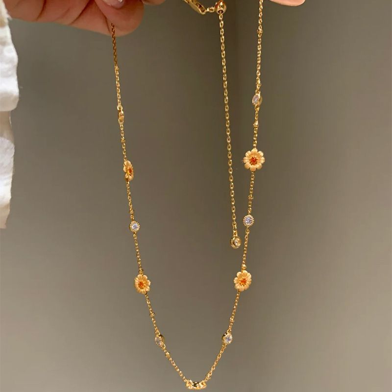 Gold Daisy Flower Necklace for Women Elegant Floral Pendant Collarbone Chain Jewellery Minimalist Gold Tone Fashion Accessory Gift for Everyday Wear