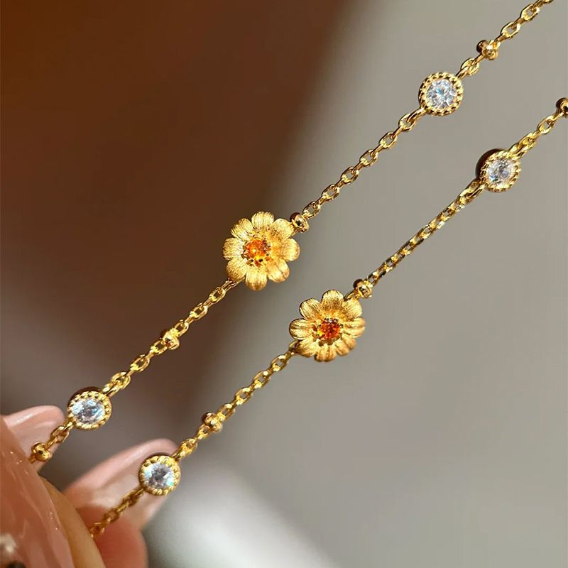Gold Daisy Flower Necklace for Women Elegant Floral Pendant Collarbone Chain Jewellery Minimalist Gold Tone Fashion Accessory Gift for Everyday Wear